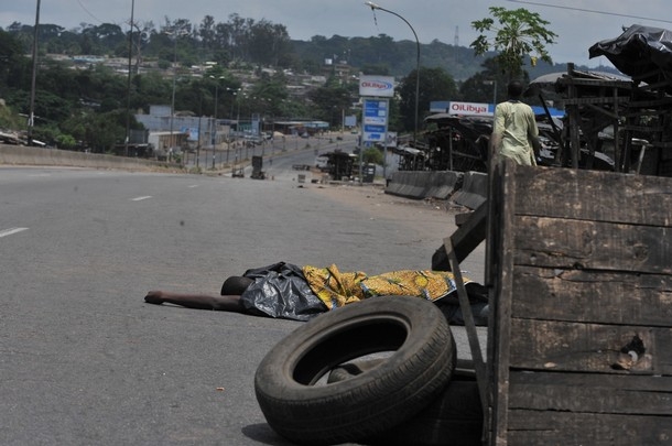 Crise ivoirienne: 410 morts depuis fin 2010, crainte pour les civils